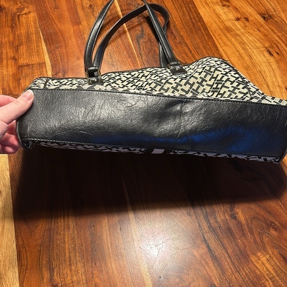 COPY - Tommy Hilfiger tote with lap top sleeve - Picture 9 of 9